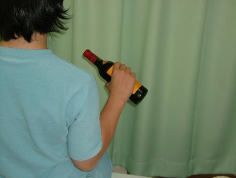 �Ђ���e�ɕt���Ē��߁A���C���������Ƃ��Ă���ʐ^