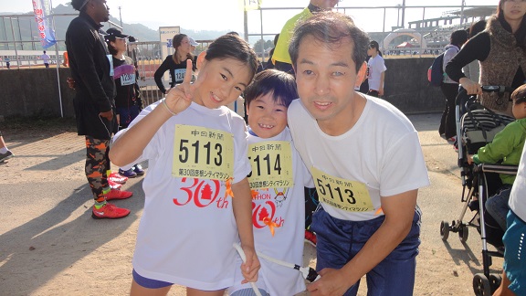 �X�^�[�g�ʒu�֌������O�ɖ��Ǝ��j�ƎO�l�ŋL�O�B�e