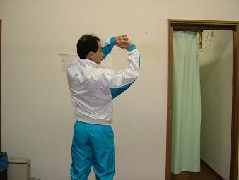 ����̎w��g��Ŏ�̂Ђ���O���Ɍ����A�r��L�΂��ĉE���ɐg�̂��Ђ˂����ʐ^