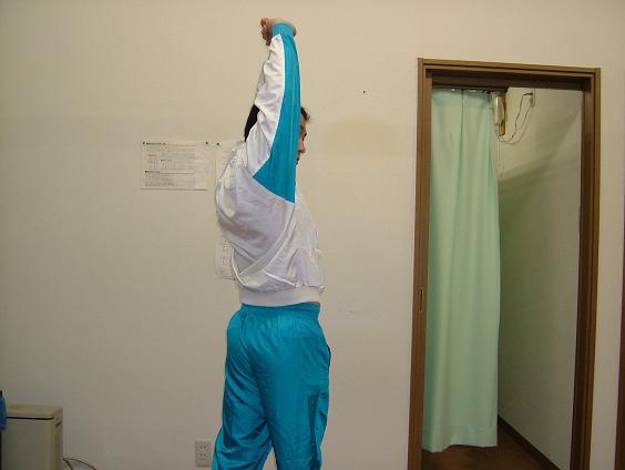 ����̎w��g��Ŏ�̂Ђ����Ɍ����A���΂̎p������g�̂��Ђ˂��Ă���ʐ^