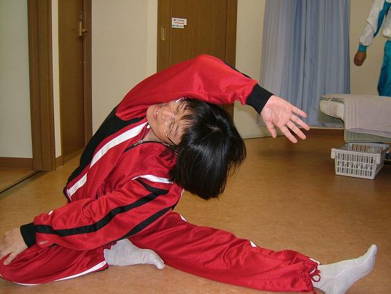 ���̂悤�ɊJ�r���A�L�΂��Ă��鑤�̎�ŋȂ��Ă���G�����݋Ȃ��Ă��鑤�̎�ŐL�΂��Ă��鑫������ނ悤�ɁA�g�̂��Ђ˂�Ȃ���O�����Ă���ʐ^