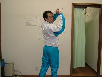 ����̎w��g��Ŏ�̂Ђ���O���Ɍ����A�r��L�΂��ĉE���ɐg�̂�����ɂЂ˂����ʐ^