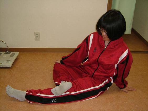 ��������Б��𒼊p���x�ɋȂ��A�L�΂��Ă��鑫�̏�ɐ����߂��ɂ��ď悹�Ȃ��Ă��鑫�������̎�ŉ������Ă���ʐ^