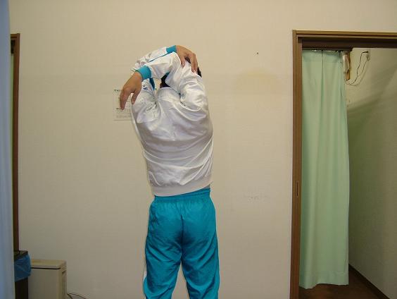 �L�΂��������̘r�͕I���Ȃ��A���Α��̘r�ŕI�t�߂������ĐL�΂��Ă���ʐ^