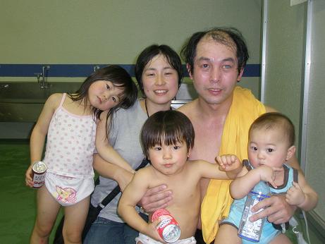 �S�[������ɉƑ��ŋL�O�B�e