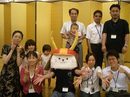 �������̑O�Ŏ��ꊿ���W���ʐ^