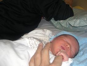 �Y�܂ꂽ�΂���̎�Ŏw������Ԃ��Ă���ʐ^